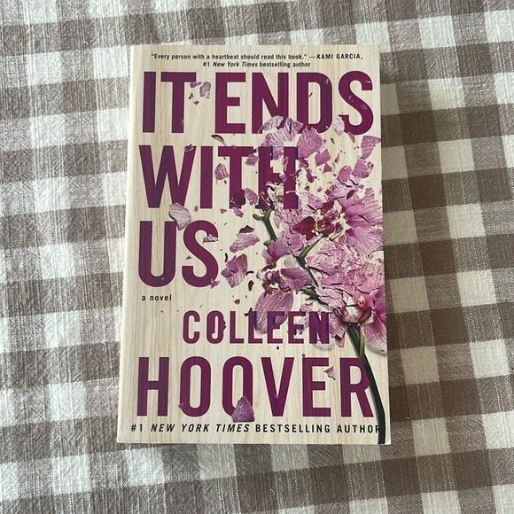 IT ENDS WITH US by Colleen Hoover BOOK - Picture 1 of 3